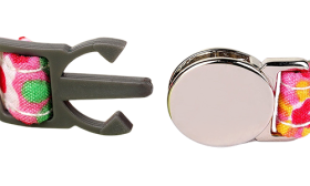 Kissan turvalukkopanta metallisoljella Punainen ruudullinen irrotettava kissan kaulapanta metallisoljella, 1 cm leveä, turvavarma solki ja hopeinen kello.