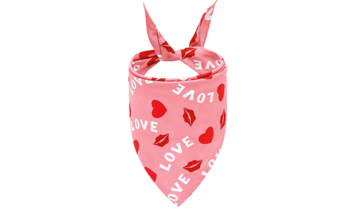 Vaaleanpunainen koiran huivi 'LOVE' tekstillä, punaisia sydämiä ja suudelmajälkiä, täydellinen ystävänpäiväksi, pestävä.