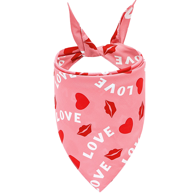 Koiran huivi rakkauskuviolla Vaaleanpunainen koiran huivi 'LOVE' tekstillä, punaisia sydämiä ja suudelmajälkiä, täydellinen ystävänpäiväksi, pestävä.