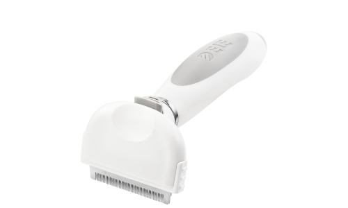 Pieni valkoinen karvanpoistoharja koirille hienoilla metallihampailla ja ergonomisella kahvalla, vähentää karvaa.
